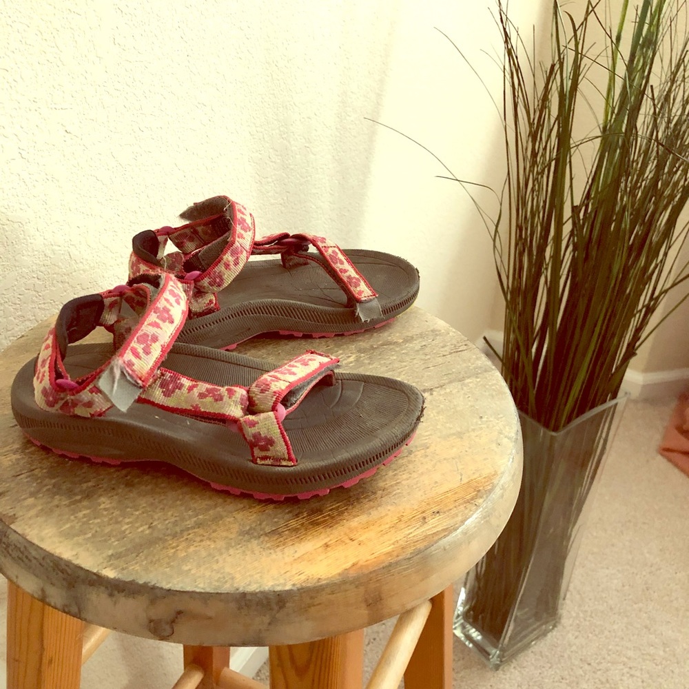 SALE!!! Girls size 13 pink and black Teva Sandal